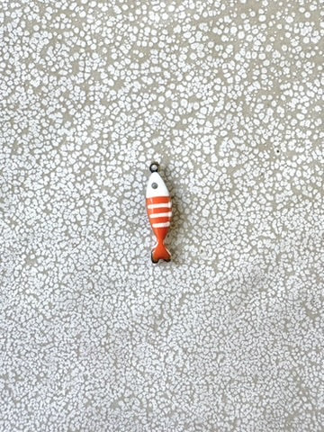 perlesetcreationbijoux - breloque émaillée poisson en acier inoxydable 304 argenté de 18x5 mm orange et blanc