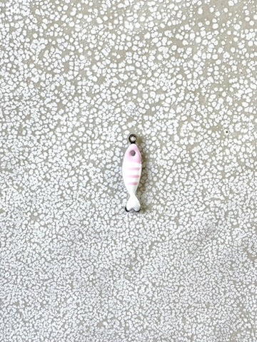 perlesetcreationbijoux - breloque émaillée poisson en acier inoxydable 304 argenté de 18x5 mm rose et blanc