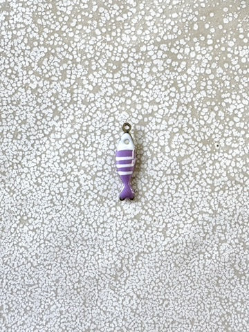 perlesetcreationbijoux - breloque émaillée poisson en acier inoxydable 304 argenté de 18x5 mm violet et blanc