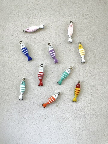 perlesetcreationbijoux - breloques émaillées poisson en acier inoxydable 304 argenté de 18x5 mm de différentes couleurs