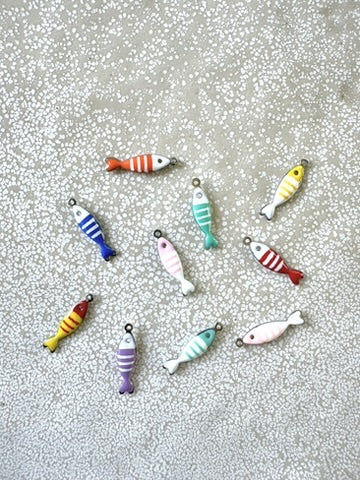 perlesetcreationbijoux - breloques émaillées poisson en acier inoxydable 304 argenté de 18x5 mm de différentes couleurs