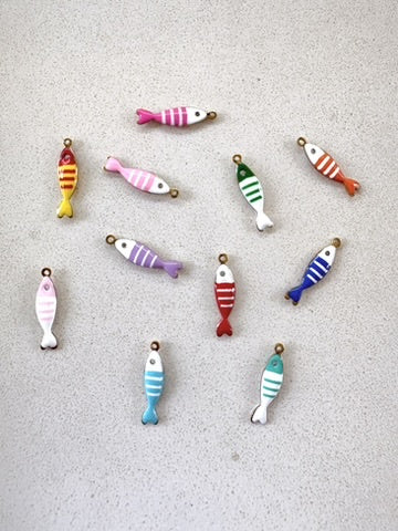 perlesetcreationbijoux - breloques poisson émaillées base en acier inoxydable 304 doré de 18x5 mm de différentes couleurs