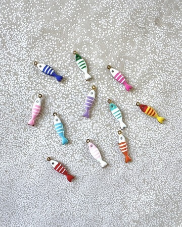 perlesetcreationbijoux - breloques poisson émaillées base en acier inoxydable 304 doré de 18x5 mm de différentes couleurs