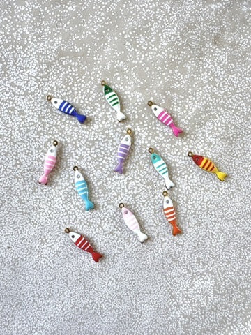 perlesetcreationbijoux - breloques poisson émaillées base en acier inoxydable 304 doré de 18x5 mm de différentes couleurs