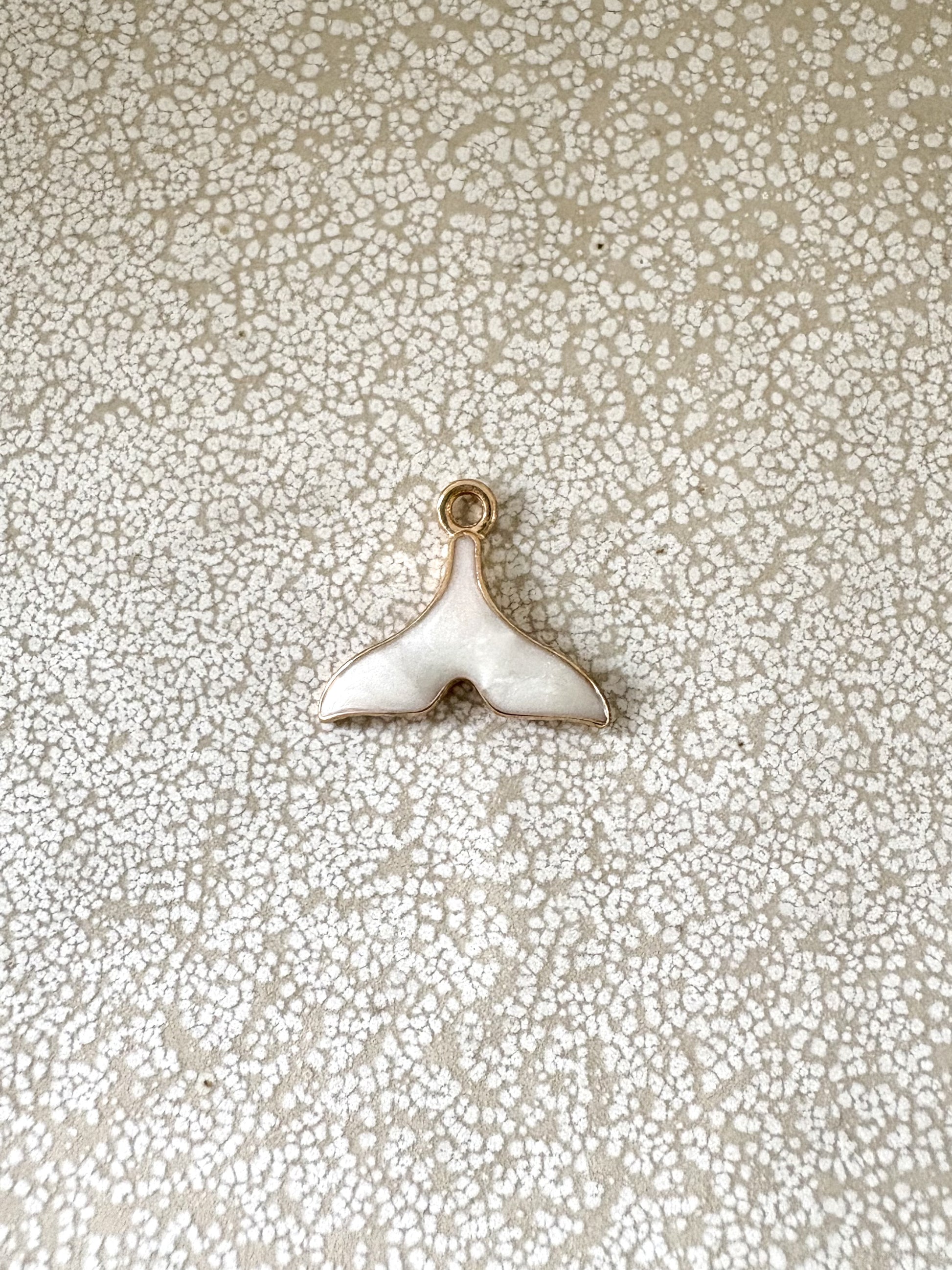 perlesetcreationbijoux - breloque émaillée queue de baleine base en métal doré de 15x17 mm blanche