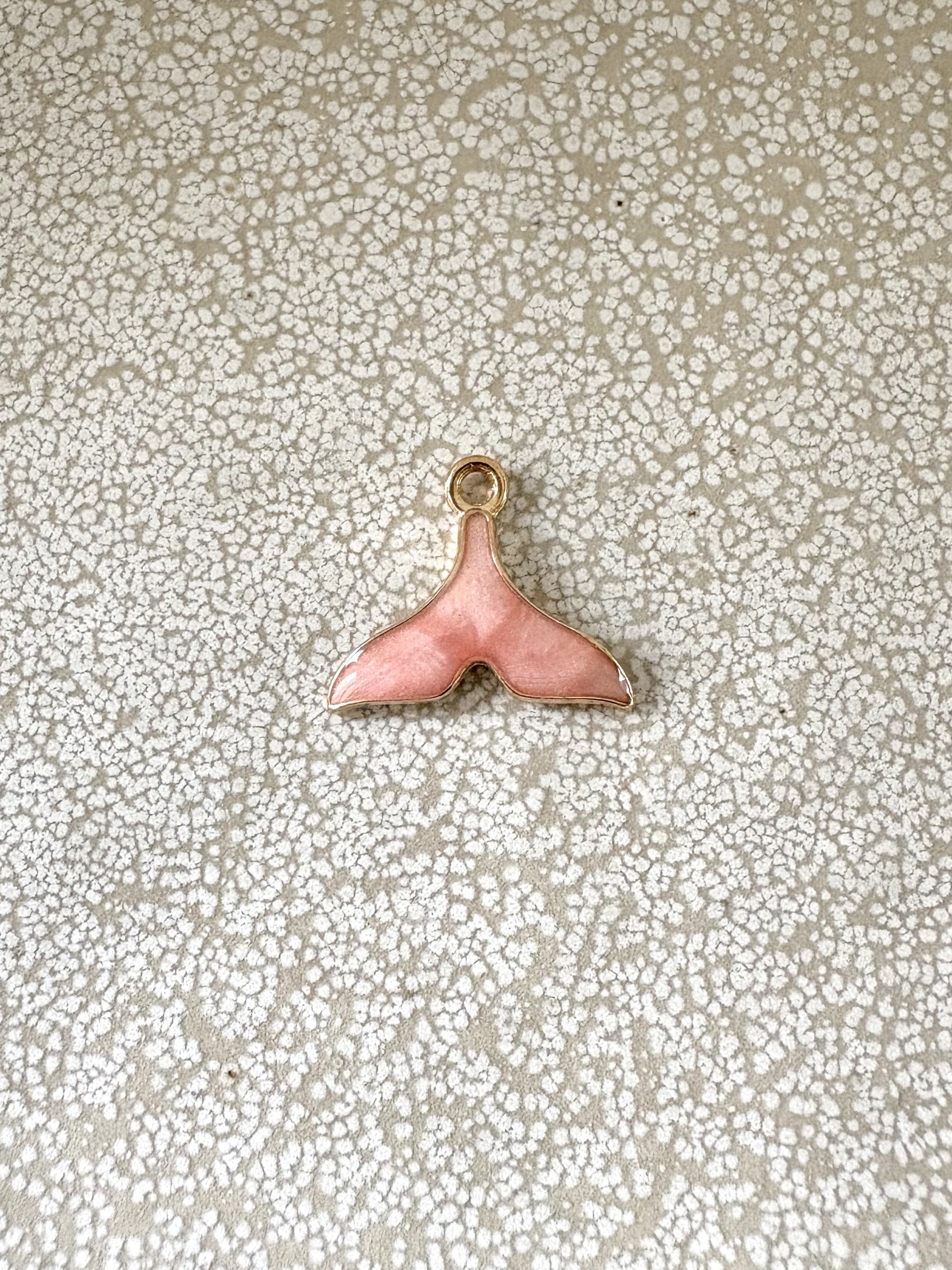 perlesetcreationbijoux - breloque émaillée queue de baleine base en métal doré de 15x17 mm orange