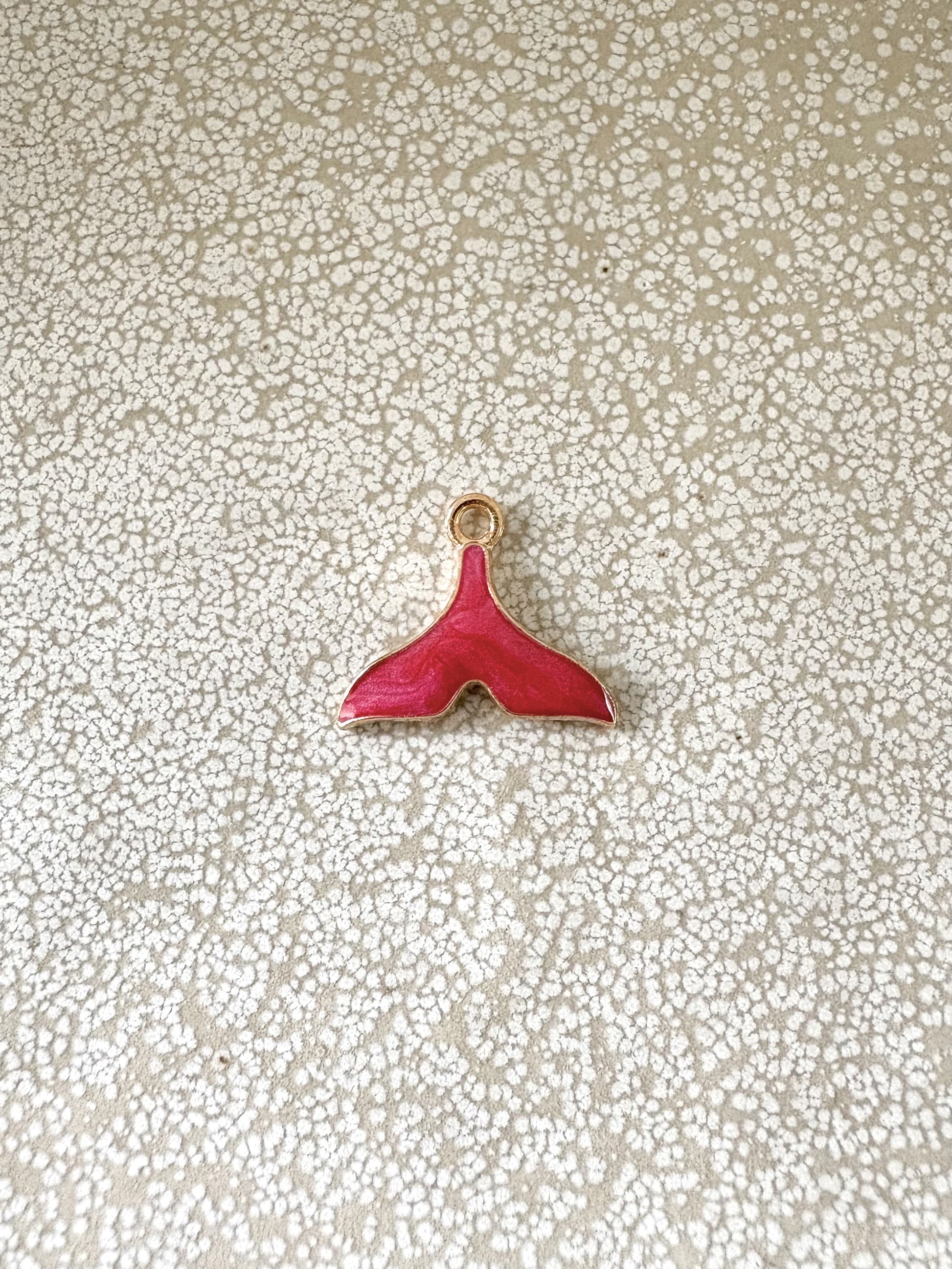 perlesetcreationbijoux - breloque émaillée queue de baleine base en métal doré de 15x17 mm rouge