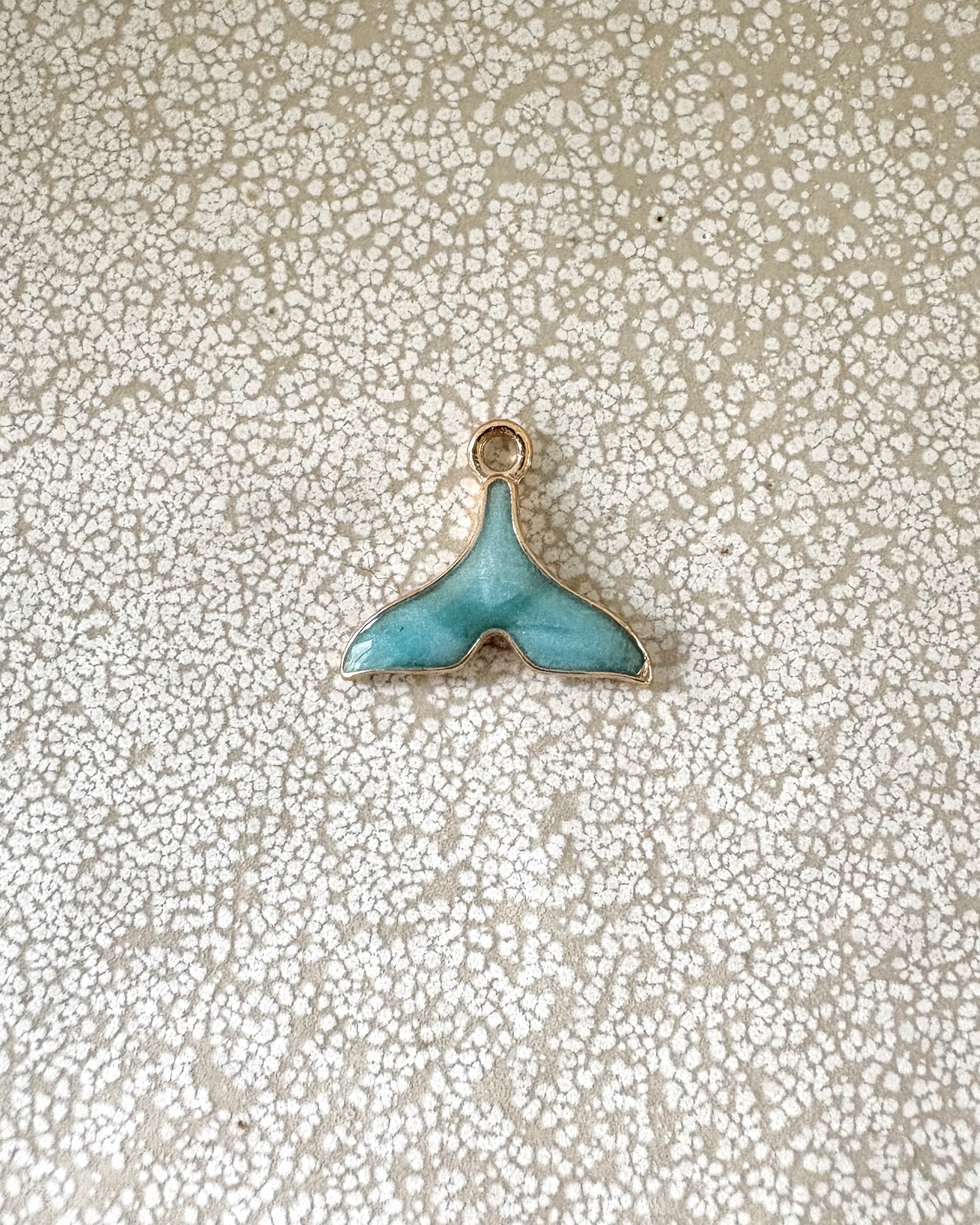 perlesetcreationbijoux - breloque émaillée queue de baleine base en métal doré de 15x17 mm turquoise