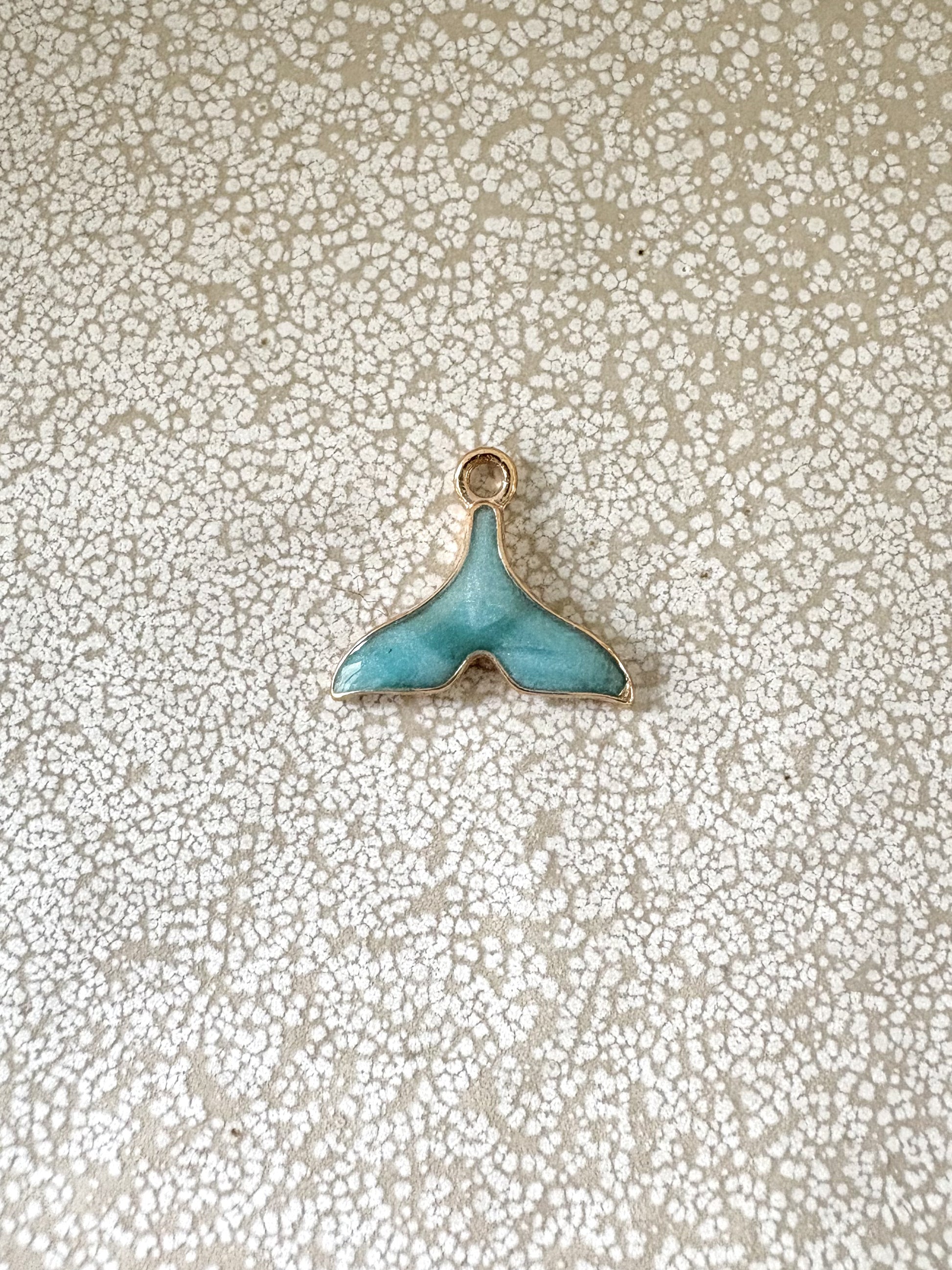 perlesetcreationbijoux - breloque émaillée queue de baleine base en métal doré de 15x17 mm turquoise