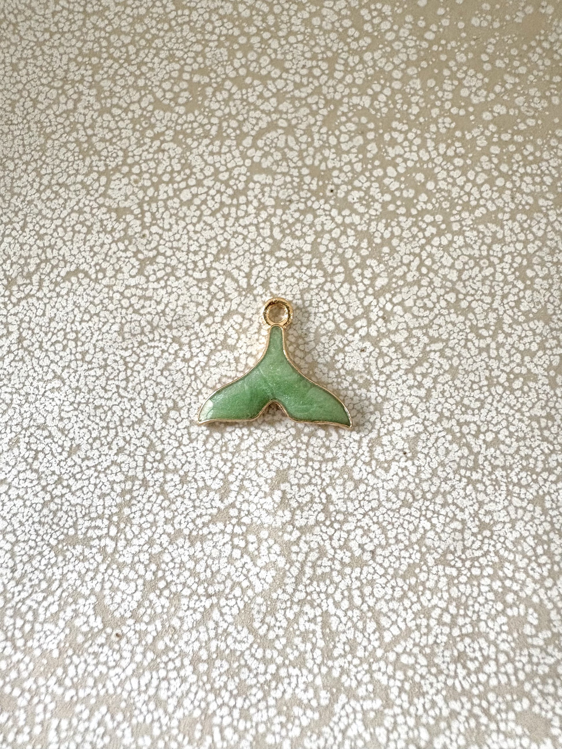 perlesetcreationbijoux - breloque émaillée queue de baleine base en métal doré de 15x17 mm verte