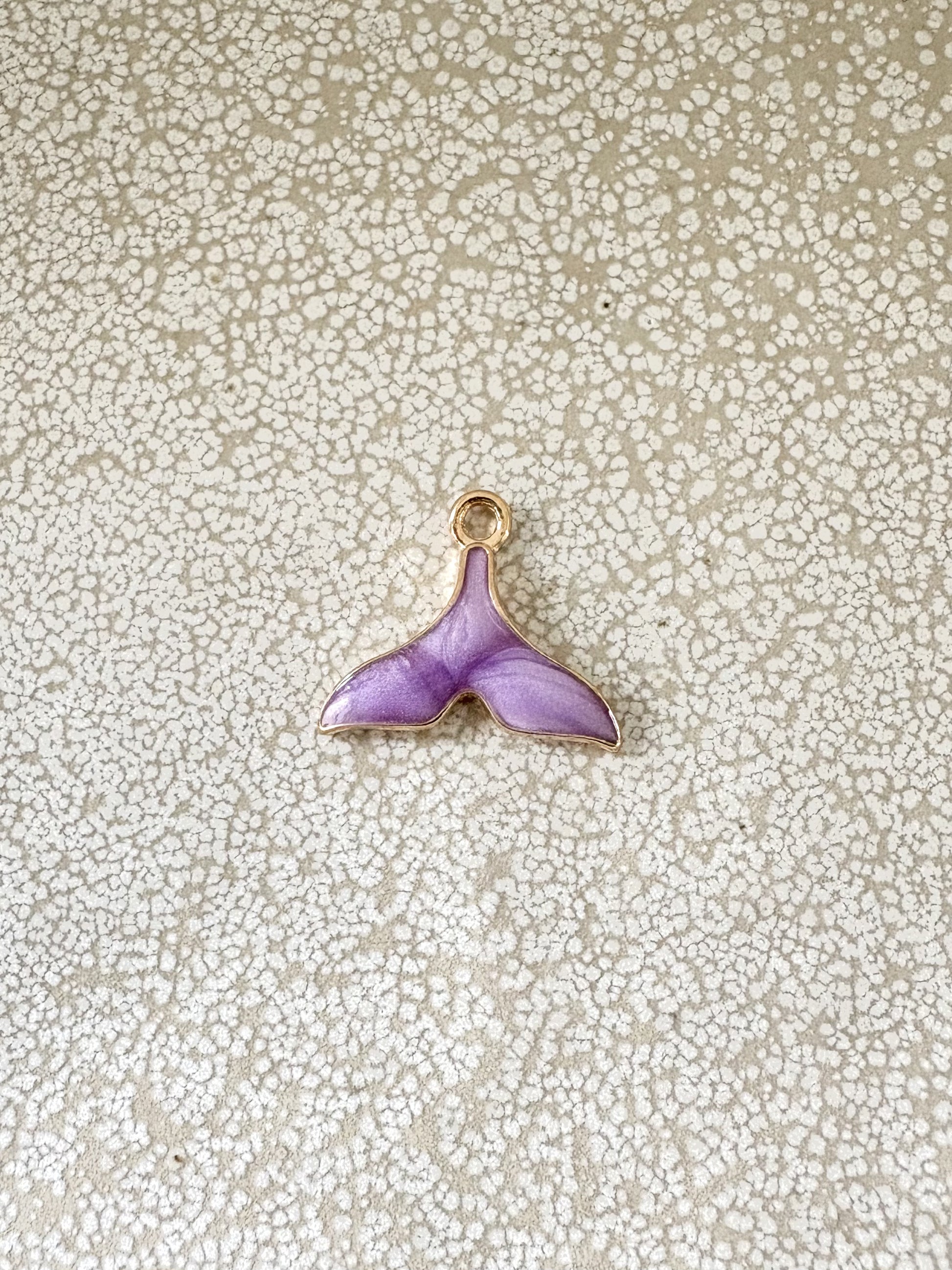 perlesetcreationbijoux - breloque émaillée queue de baleine base en métal doré de 15x17 mm violette