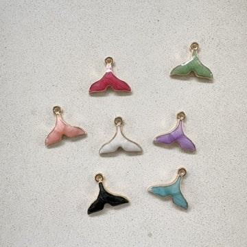 perlesetcreationbijoux - breloques émaillées queue de baleine base en métal doré de 15x17 mm de différentes couleurs