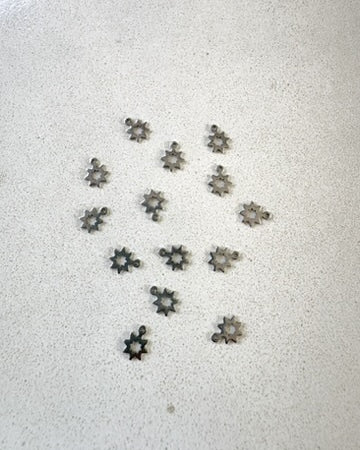perlesetcreationbijoux - breloques étoile ajourée en acier inoxydable 304 argentée de 8x6 mm