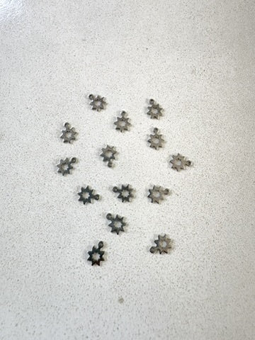 perlesetcreationbijoux - breloques étoile ajourée en acier inoxydable 304 argentée de 8x6 mm