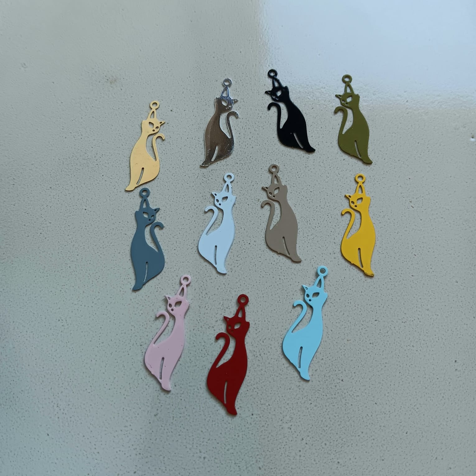 perlesetcreationbijoux - breloque filigrane chat en métal de 25x8 mm de différentes couleurs