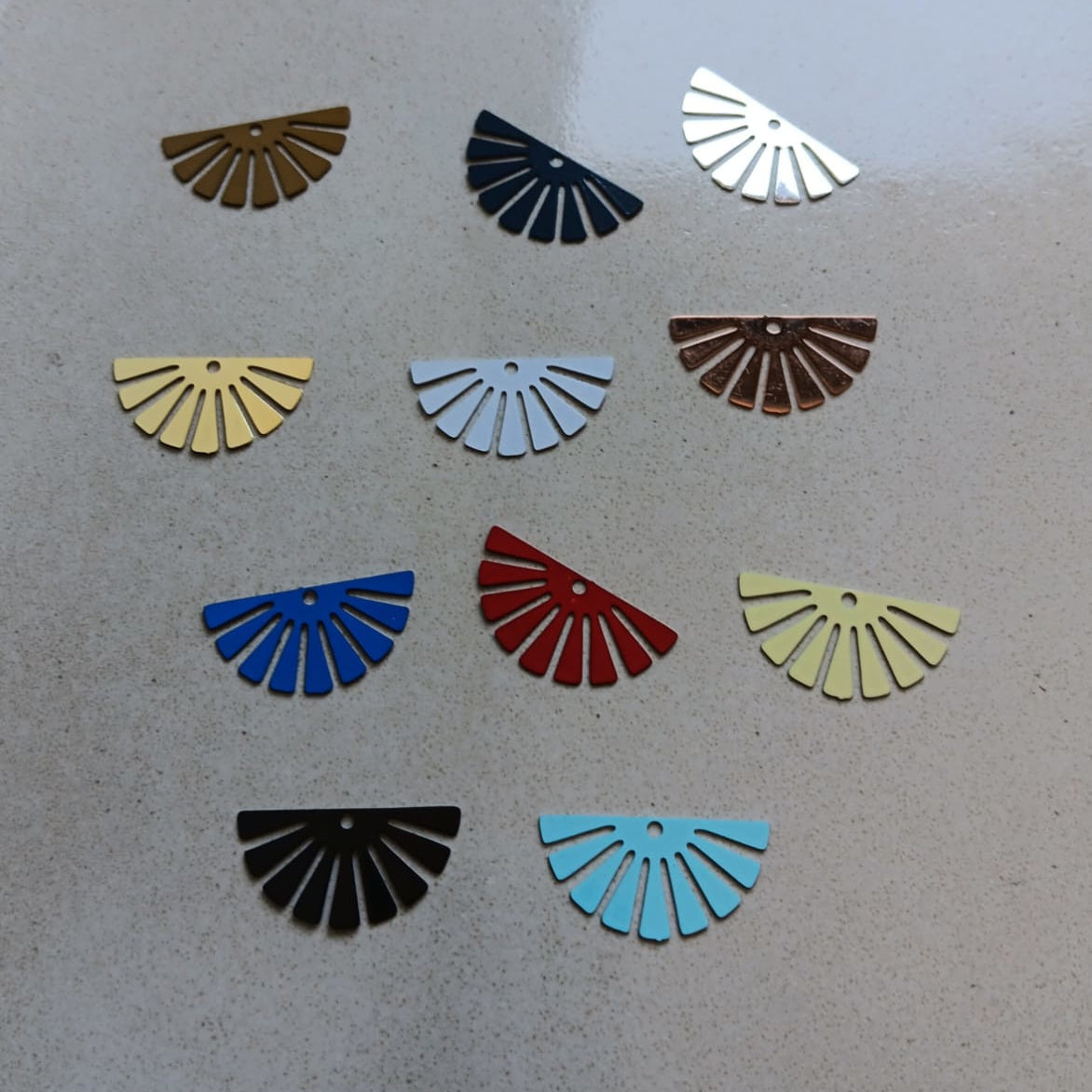 perlesetcreationbijoux - estampe filigrane éventail de 12x23 mm de toutes les couleurs, or rose, dorée, argentée, bleu, bleu marine, blanche, beige, noire, rouge, turquoise et jaune moutarde