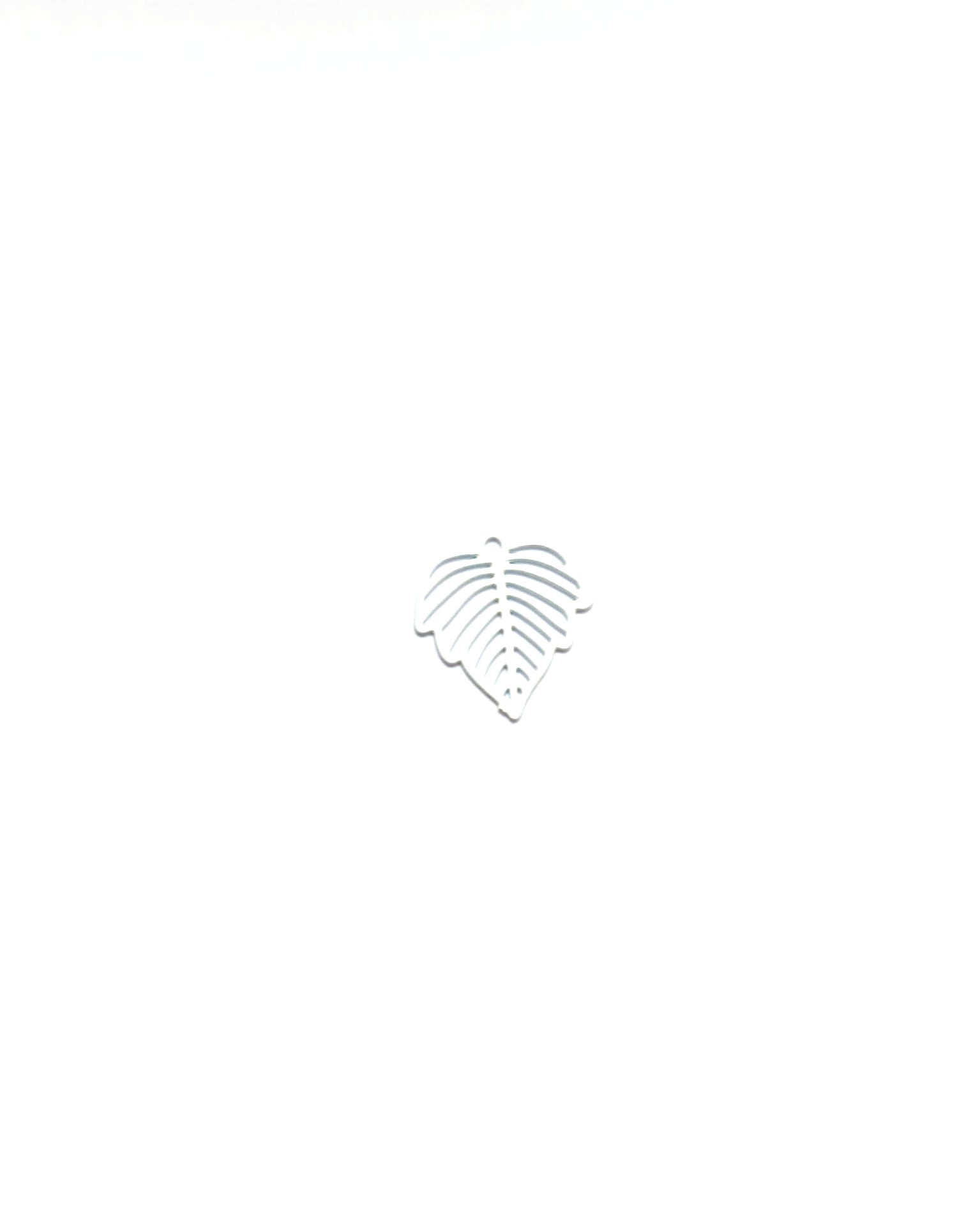perlesetcreationbijoux-breloque-filigrane-feuille-10x11mm-blanc