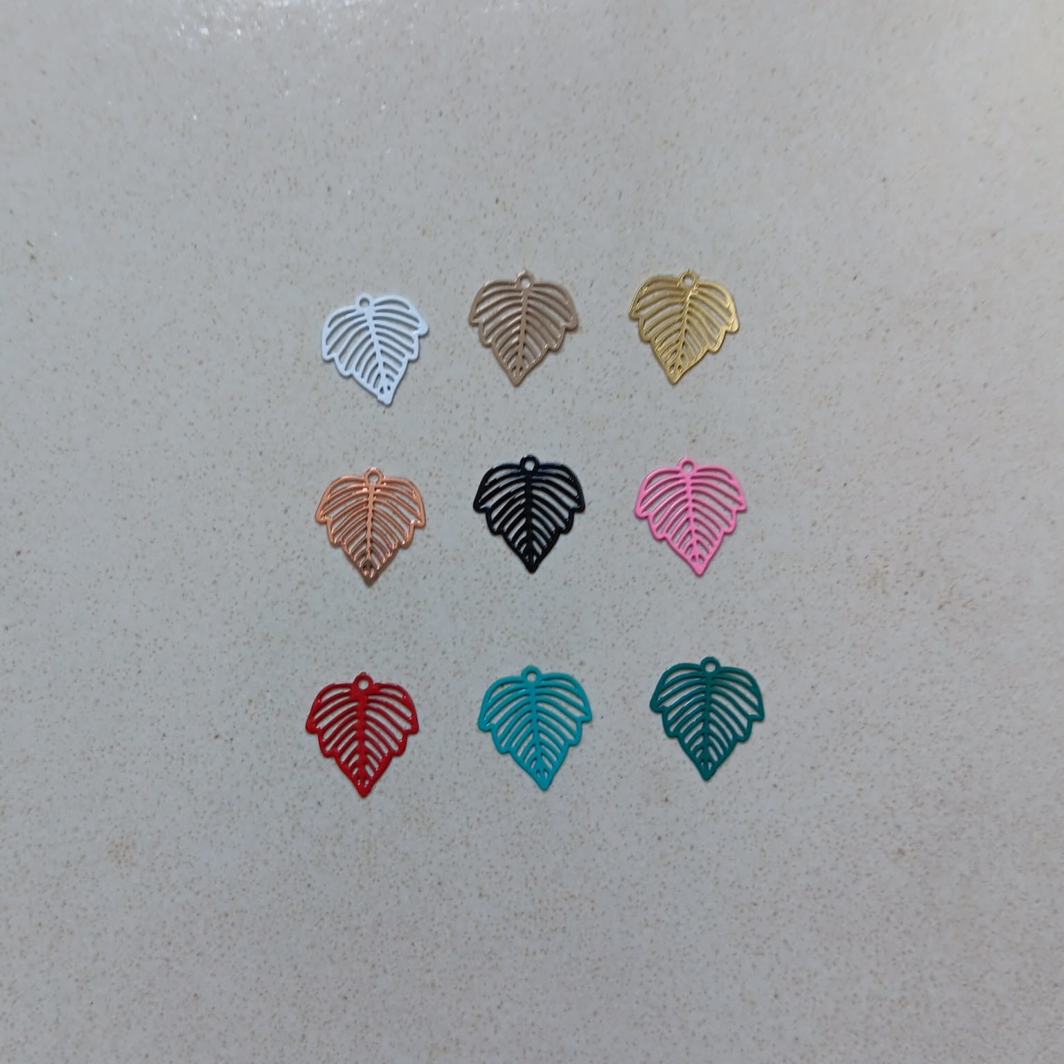 perlesetcreationbijoux - breloque filigrane feuille en métal de 10x11 mm, dans différentes couleurs