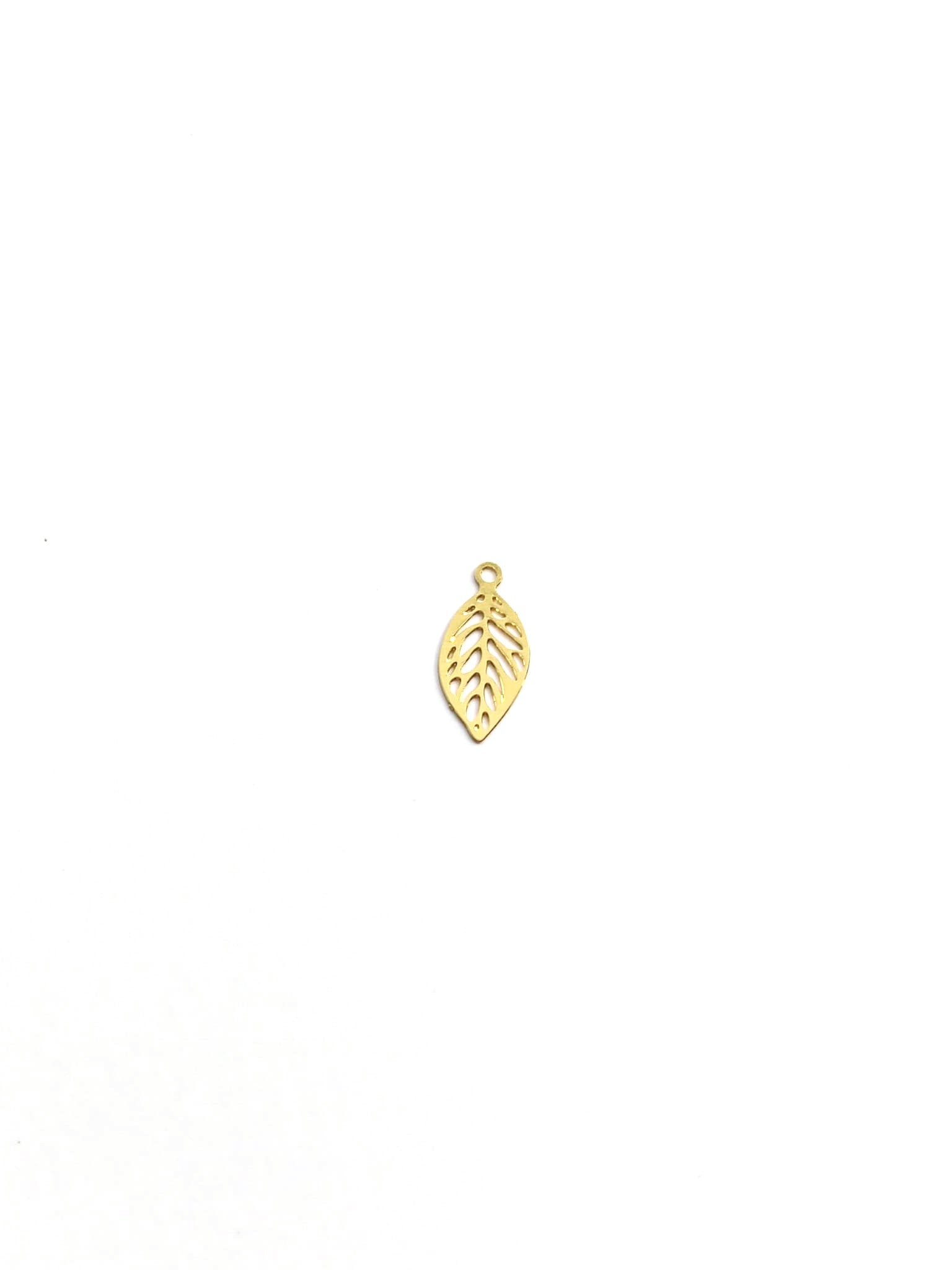 perlesetcreationbijoux - breloque filigrane feuille en métal de 11x5 mm dorée