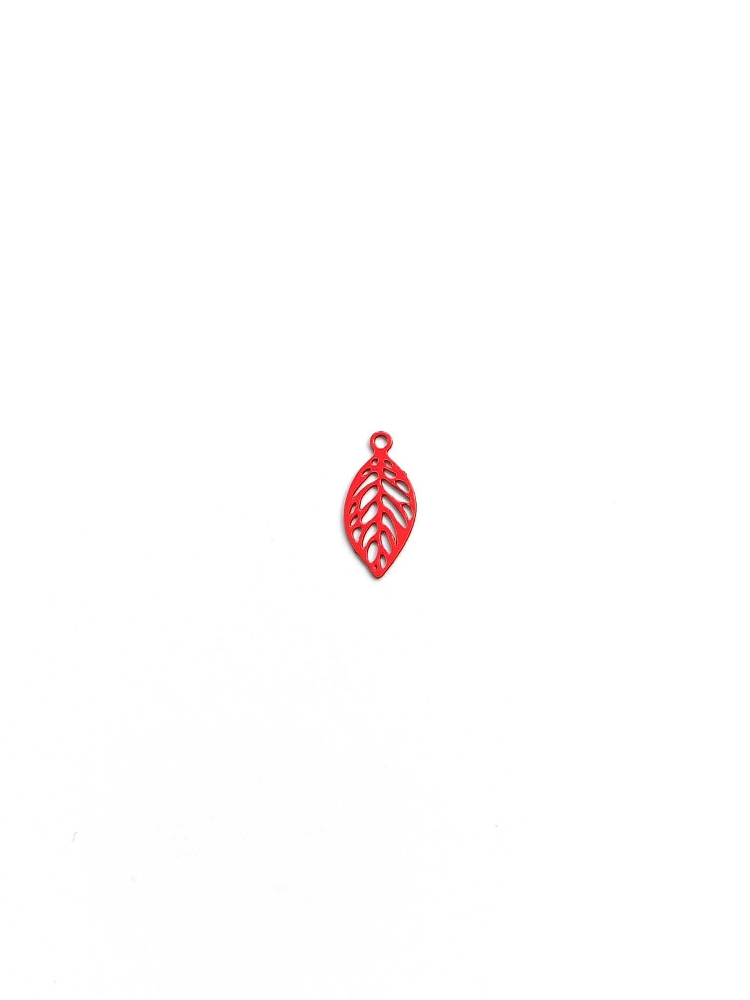 perlesetcreationbijoux - breloque filigrane feuille en métal de 11x5 mm rouge