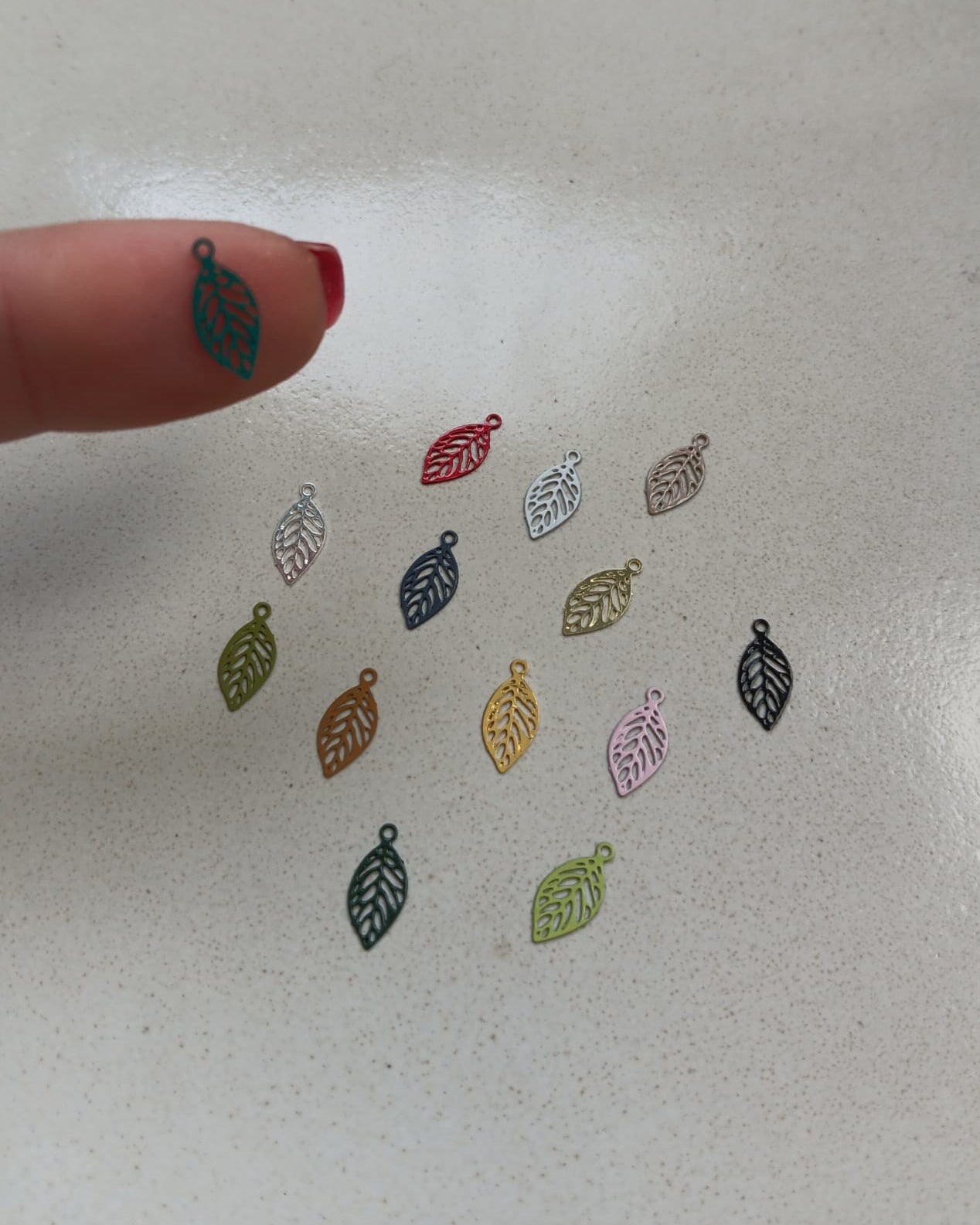perlesetcreationbijoux - breloque filigrane feuille en métal de 11x5 mm de différentes couleurs