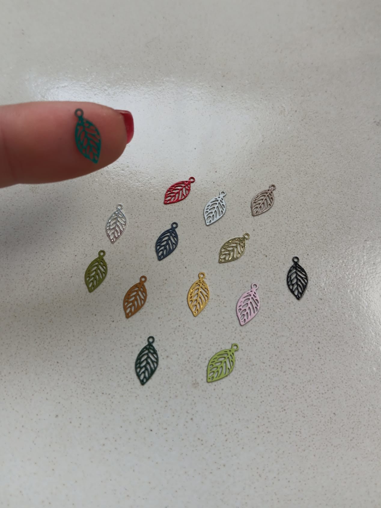 perlesetcreationbijoux - breloque filigrane feuille en métal de 11x5 mm de différentes couleurs