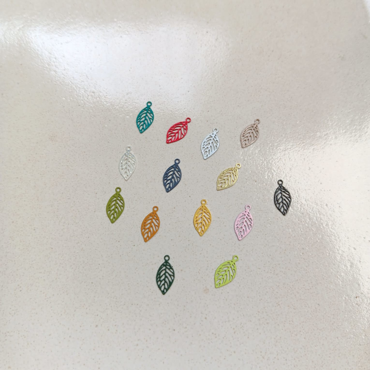 perlesetcreationbijoux - breloque filigrane feuille en métal de 11x5 mm de différentes couleurs