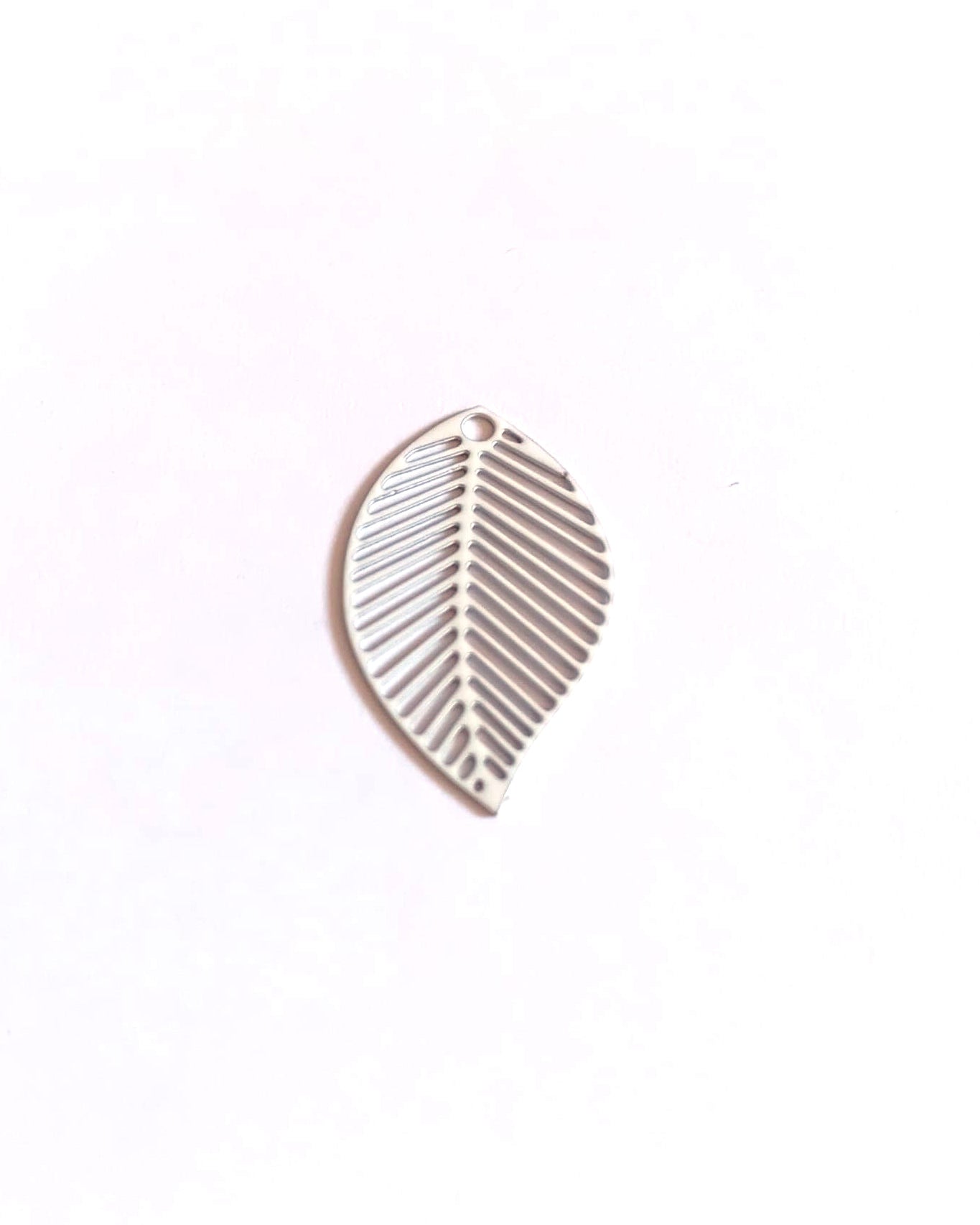perlesetcreationbijoux-breloque-filigrane-feuille-22x13mm-blanche