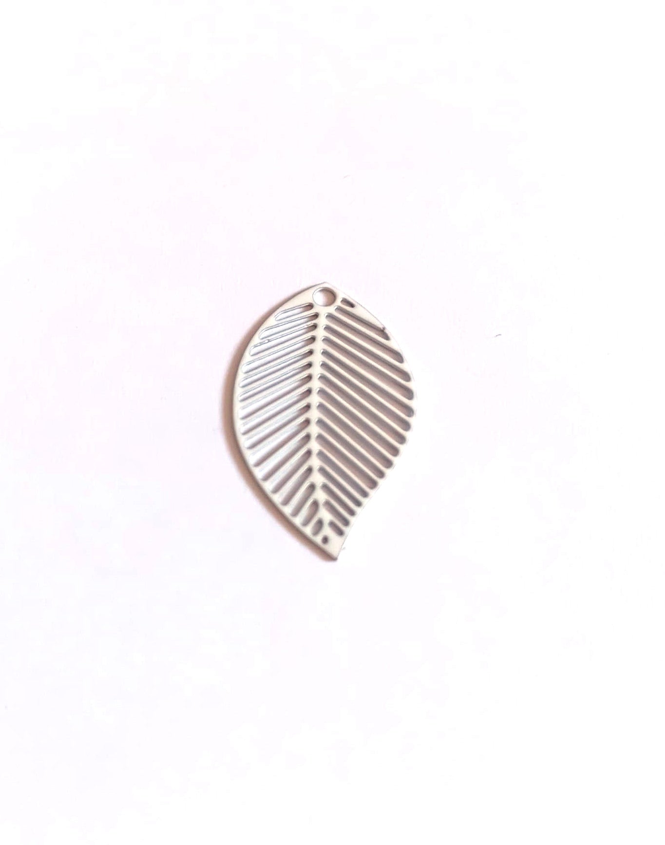 perlesetcreationbijoux-breloque-filigrane-feuille-22x13mm-blanche