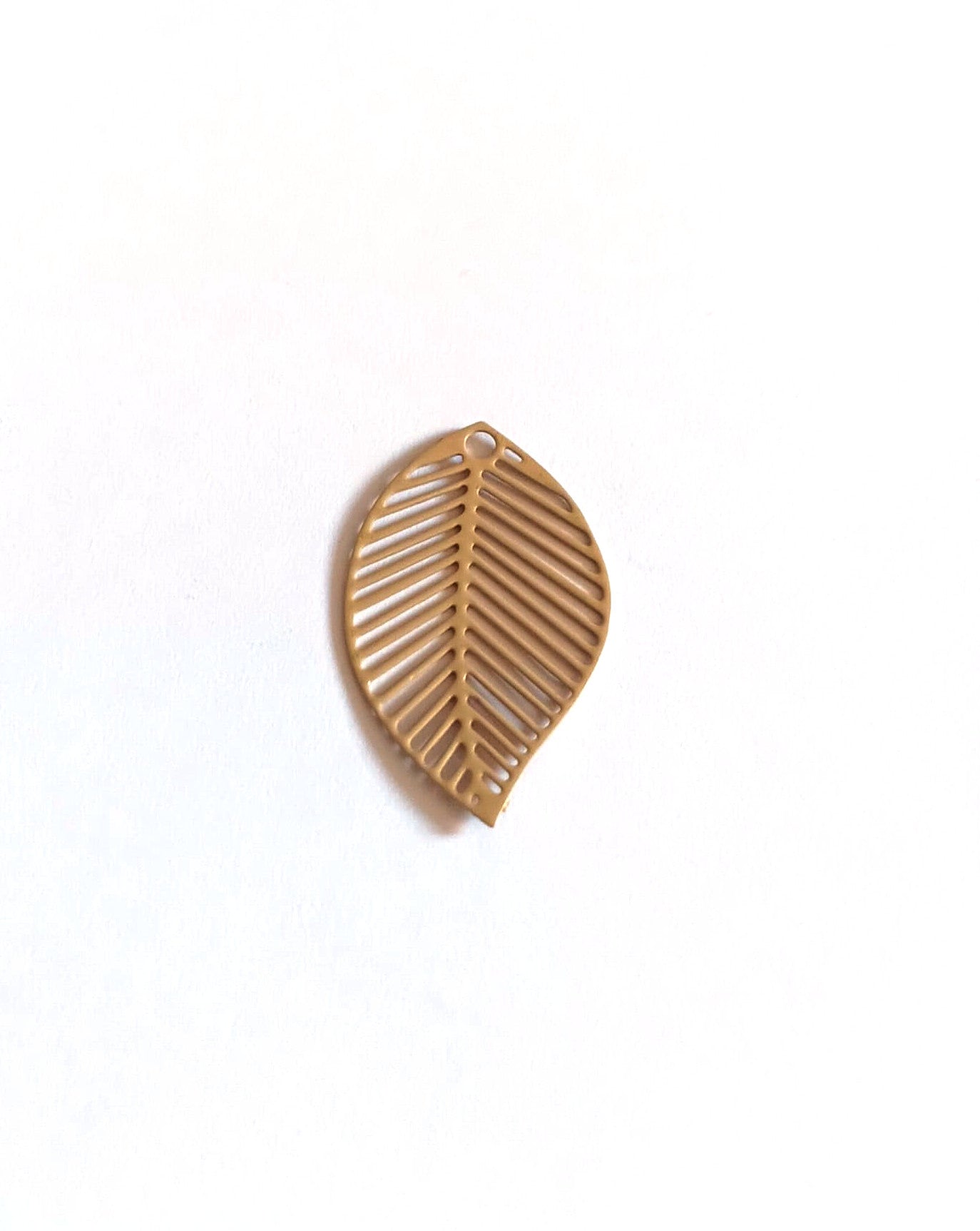 perlesetcreationbijoux-breloque-filigrane-feuille-22x13mm-beige