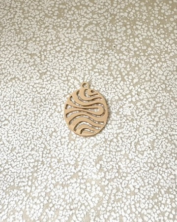 perlesetcreationbijoux - breloque filigrane ovale en laiton de 16x12 mm dorée