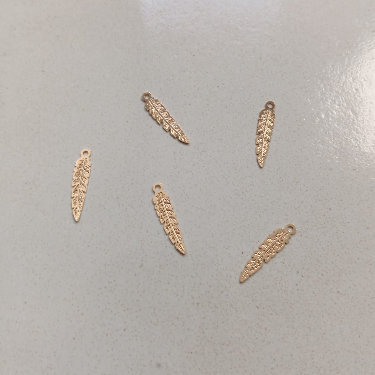 perlesetcreationbijoux - breloques filigranes plumes dorées en laiton de 17x4 mm