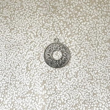 perlesetcreationbijoux - breloque filigrane ronde en laiton argenté de 14x12 mm