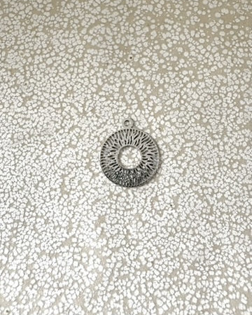 perlesetcreationbijoux - breloque filigrane ronde en laiton argenté de 14x12 mm