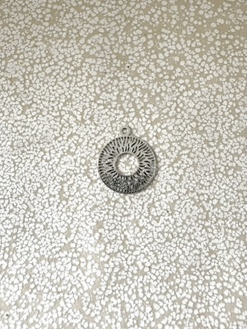perlesetcreationbijoux - breloque filigrane ronde en laiton argenté de 14x12 mm