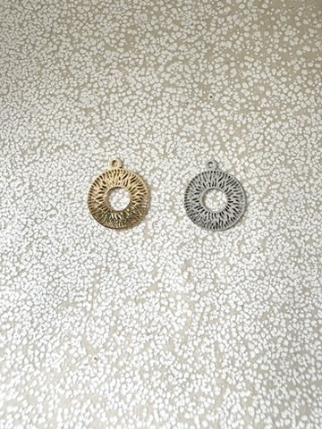 perlesetcreationbijoux - breloques filigranes rondes en laiton argenté et doré de 14x12 mm