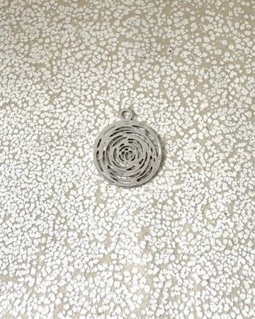 perlesetcreationbijoux - breloque filigrane ronde en laiton de 1(x12 mm argentée