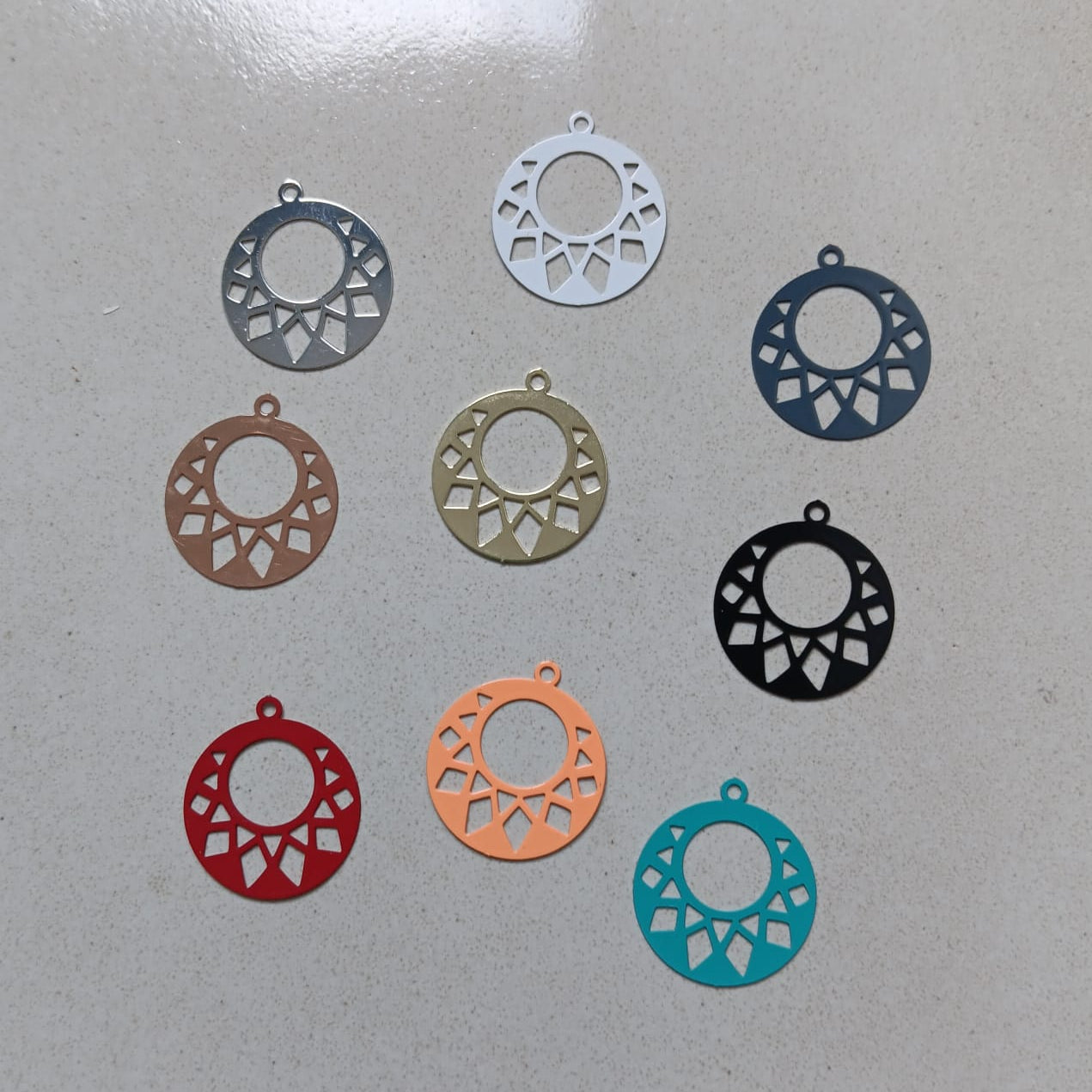 perlesetcreationbijoux - estampe filigrane ronde en métal de 22x20 mm de différentes couleurs