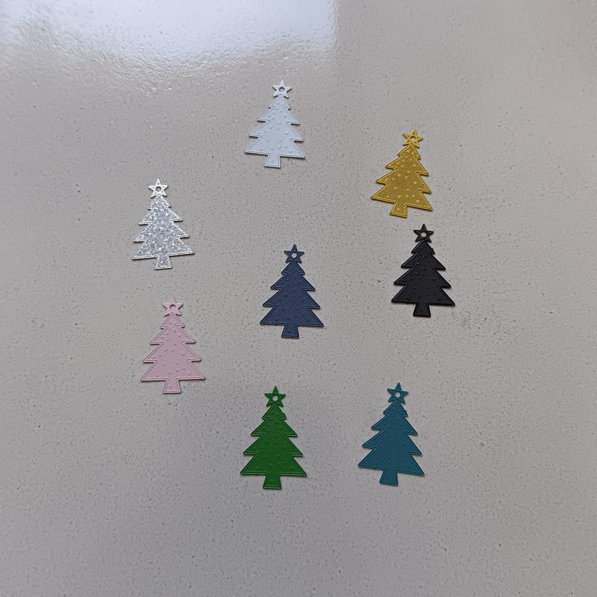 perlesetcreationbijoux - estampe filigrane sapin en métal de 20x14 mm  de différentes couleurs