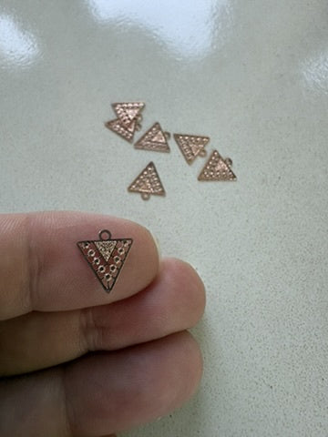 perlesetcreationbijoux breloque filigrane triangle or rose