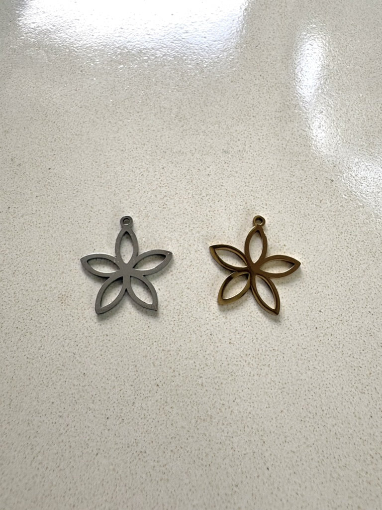 perlesetcreationbijoux - breloques fleur en acier inoxydable doré et argenté de 21x19 mm
