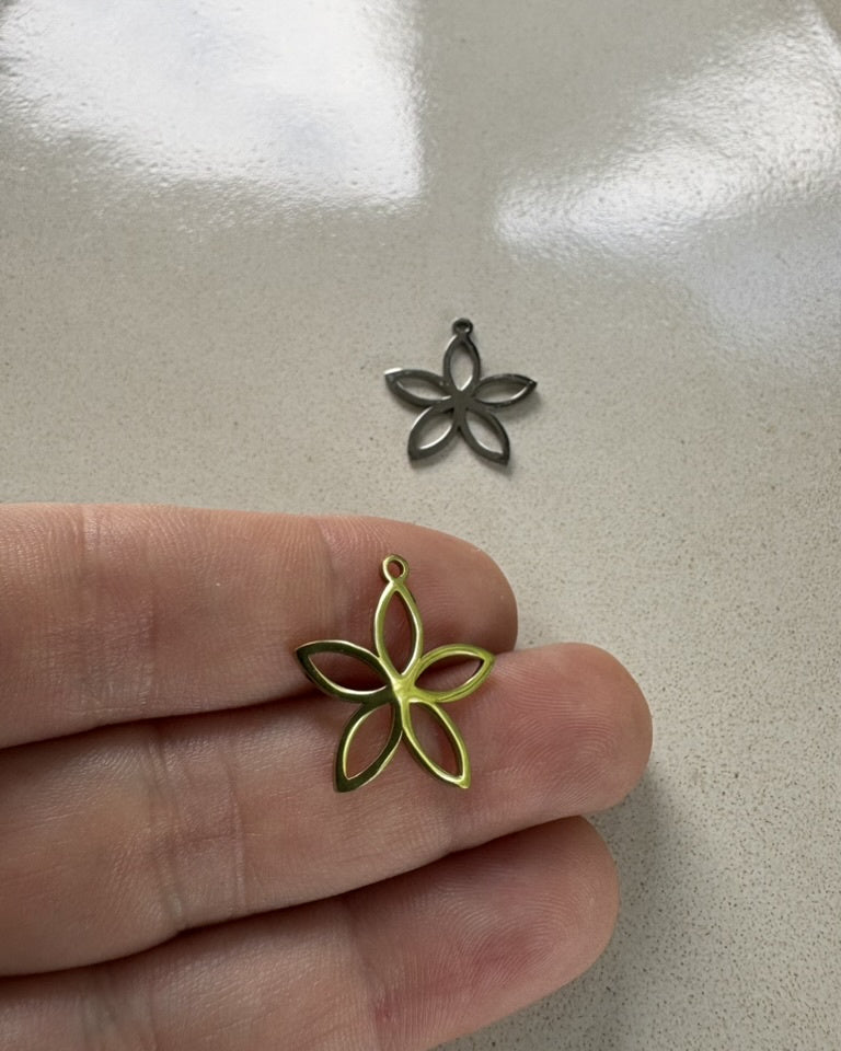 perlesetcreationbijoux - breloques fleur en acier inoxydable doré et argenté de 21x19 mm