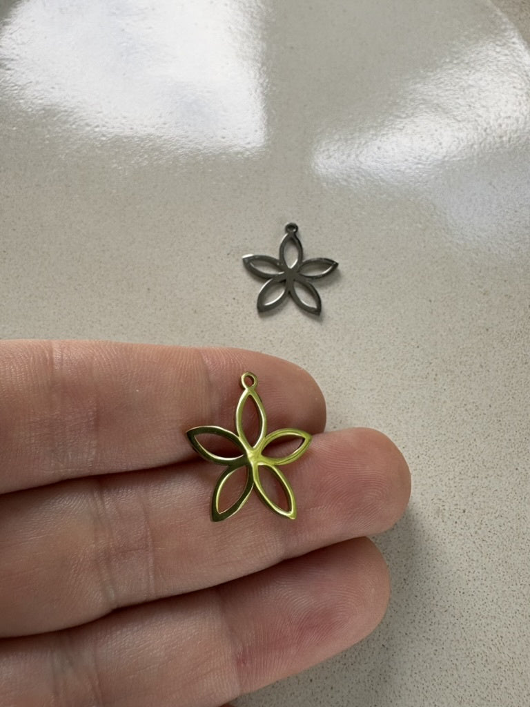 perlesetcreationbijoux - breloques fleur en acier inoxydable doré et argenté de 21x19 mm