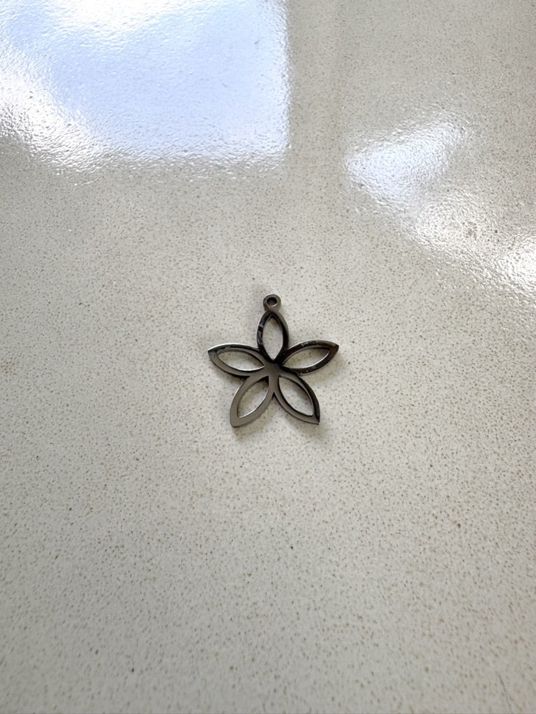 perlesetcreationbijoux - breloque fleur en acier inoxydable argenté de 21x19 mm