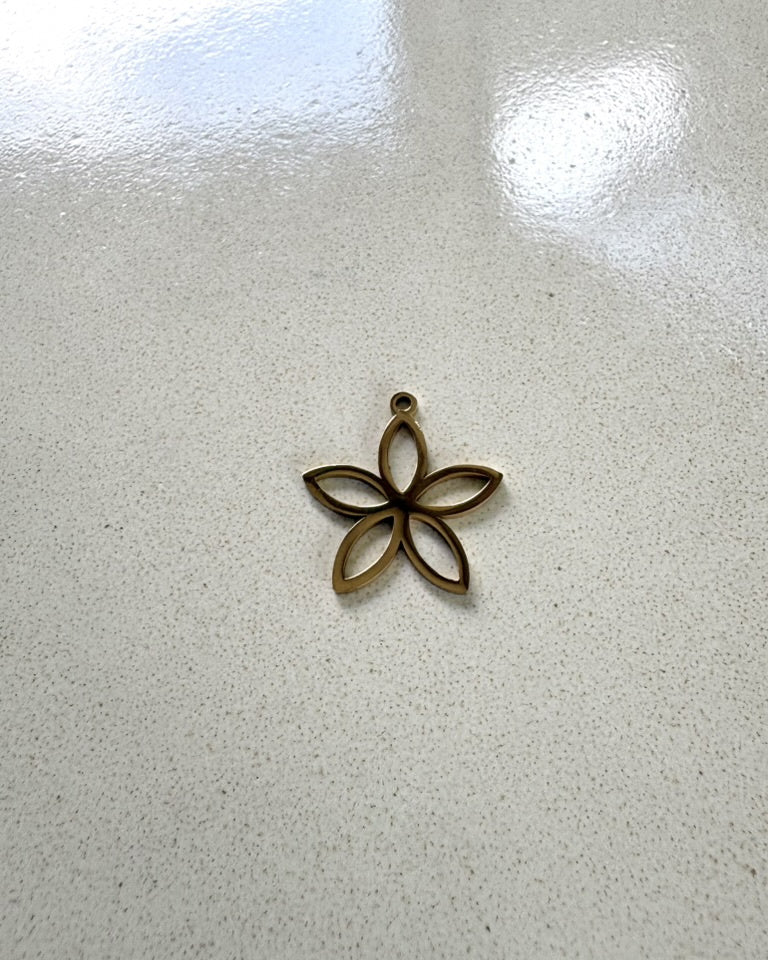 perlesetcreationbijoux - breloque fleur en acier inoxydable doré de 21x19 mm