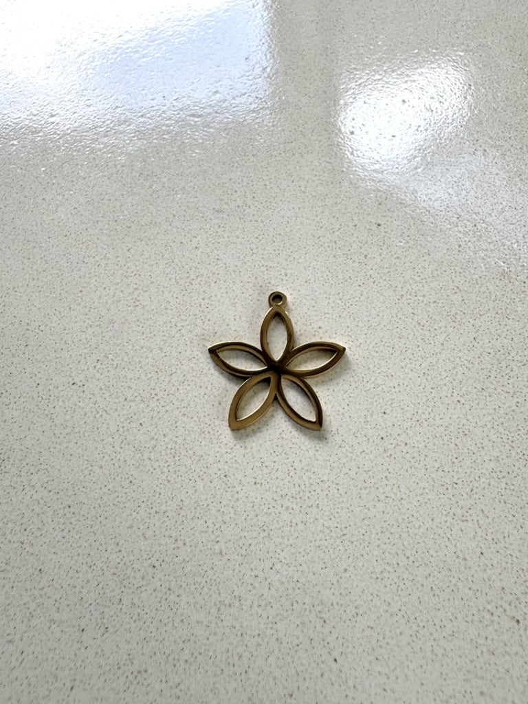 perlesetcreationbijoux - breloque fleur en acier inoxydable doré de 21x19 mm