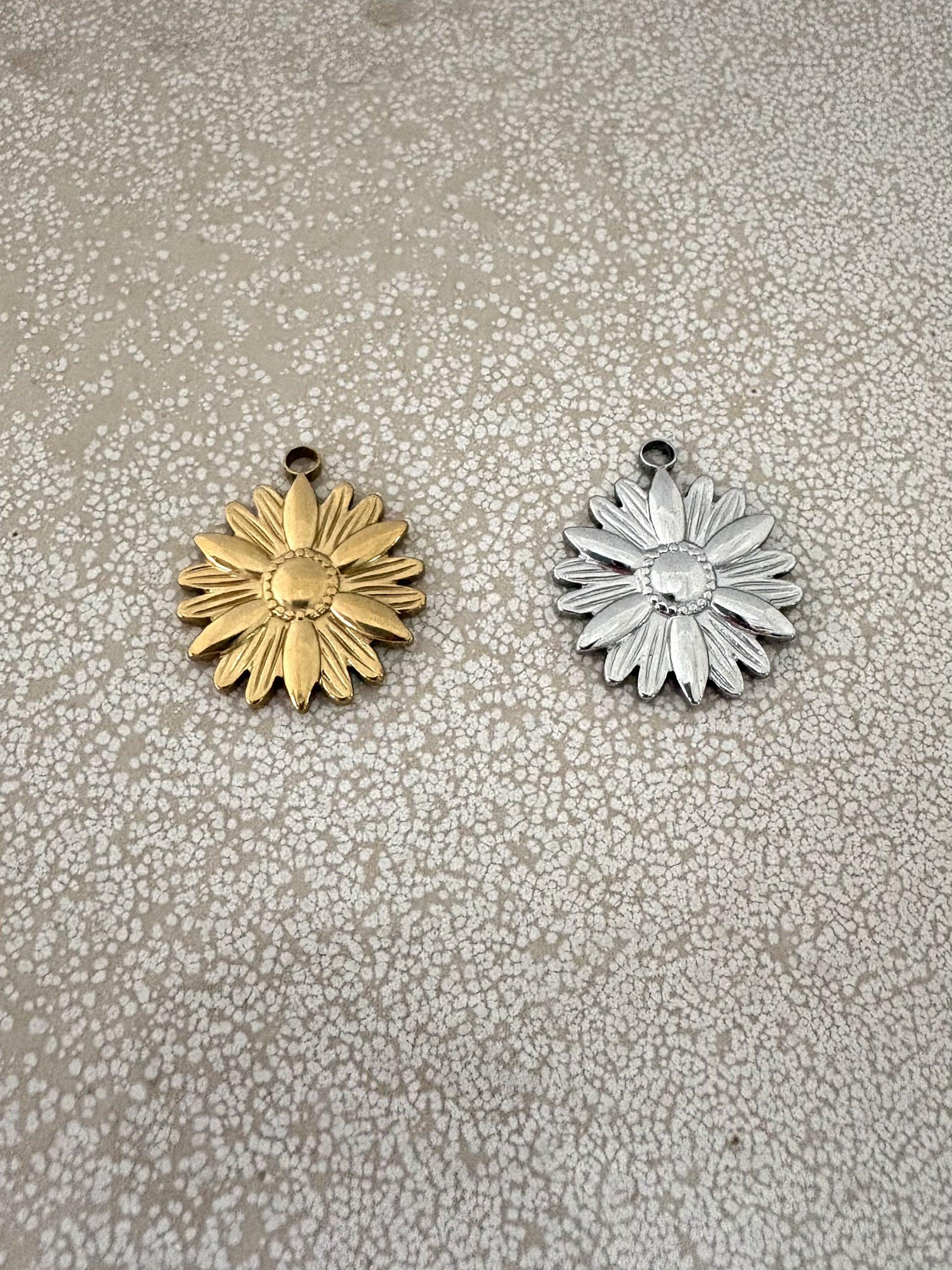 perlesetcreationbijoux - pendentifs fleur acier inoxydable doré et argenté de 25x22 mm