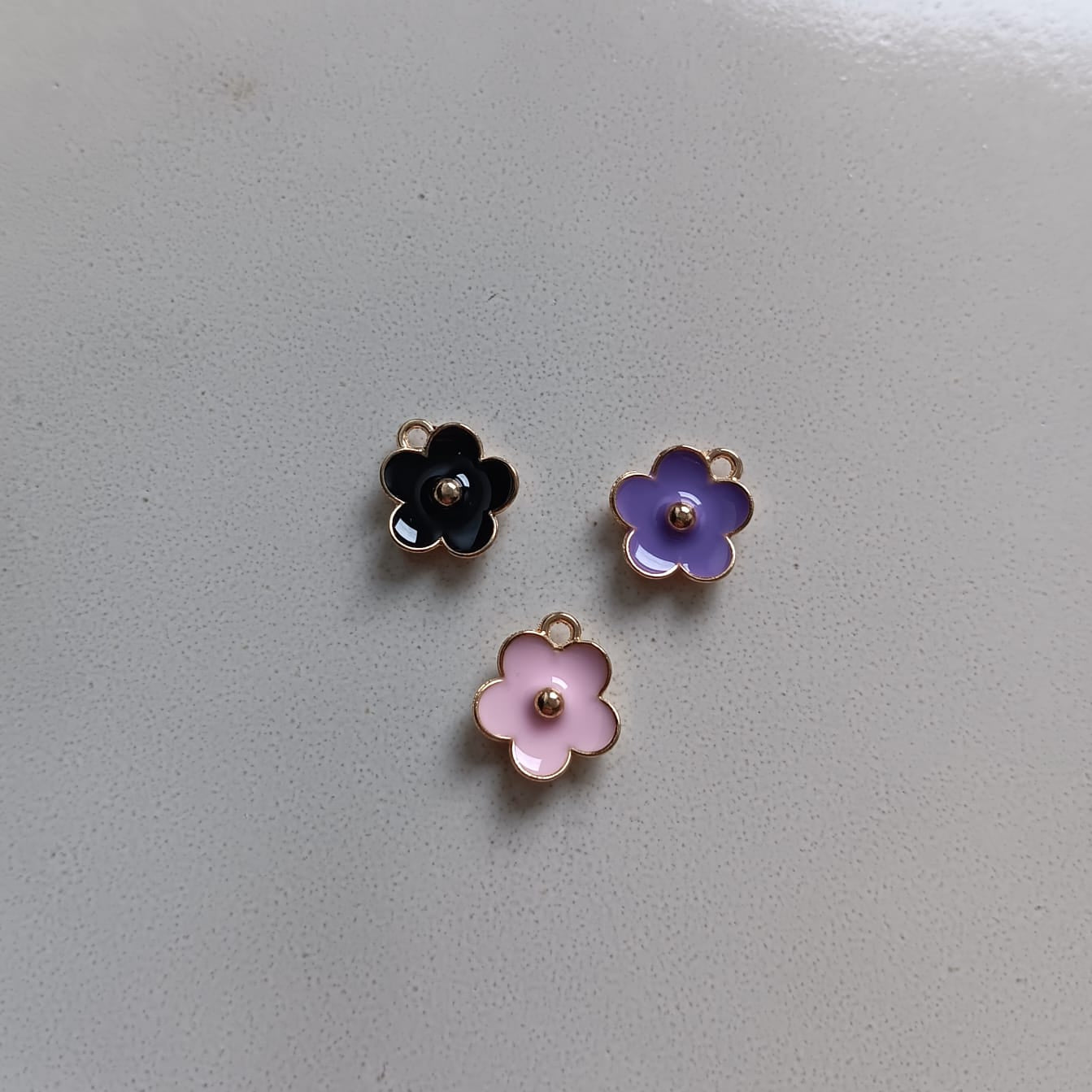 perlesetcreationbijoux - breloques fleurs émaillées de 13x11 mm, base doré et différentes couleurs