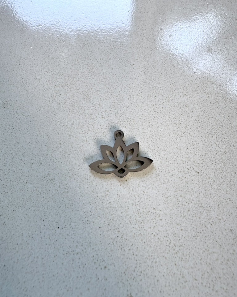 perlesetcreationbijoux - breloque fleur de lotus en acier inoxydable argenté