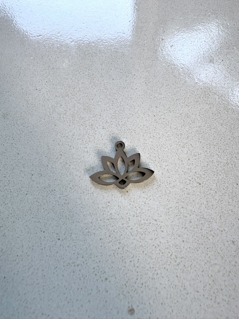 perlesetcreationbijoux - breloque fleur de lotus en acier inoxydable argenté